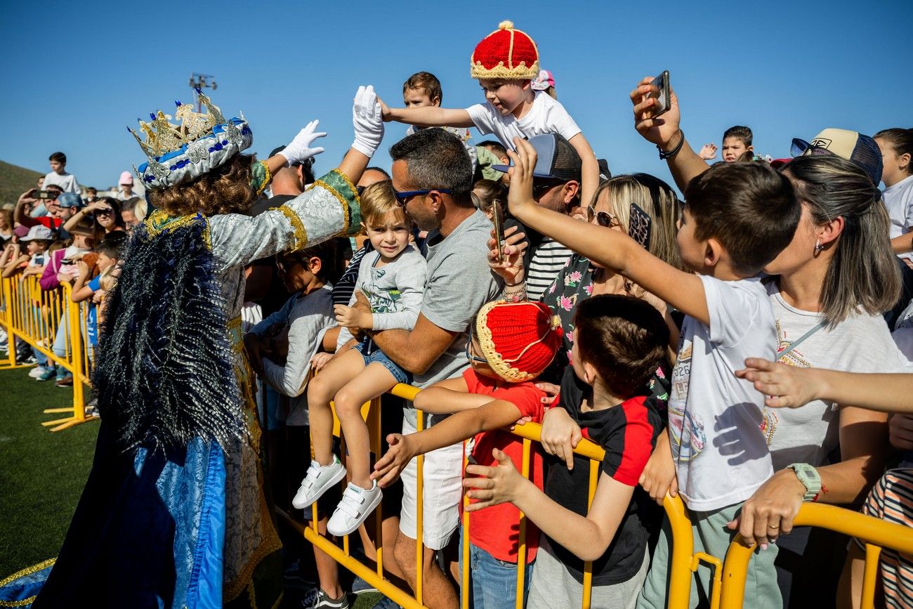 Miles de personas llenan de ilusión el Estadio de Barrial en la llegada de los Reyes Magos