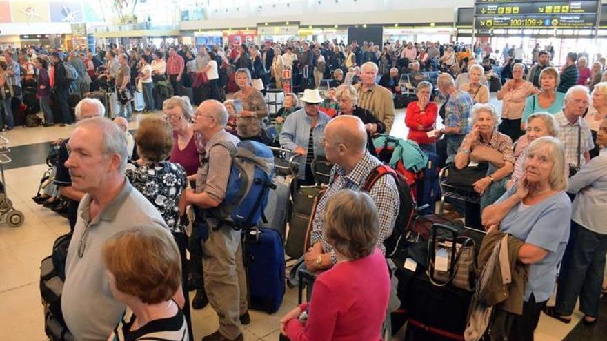 Imagen de archivo de colas en el aeropuerto de Gran Canaria