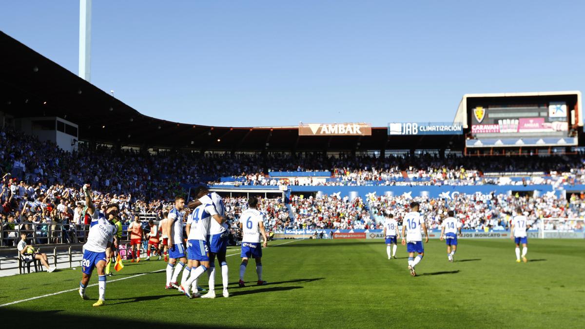 Giuliano Simeone celebra el gol ante el Albacete con Lluís López, autor del tanto, abrazado por Gueye detrás.