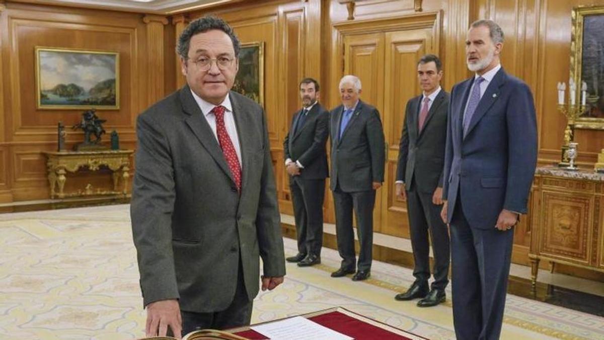 El fiscal general del Estado, Álvaro García Ortiz, prometiendo su cargo ante el Felipe VI y el presidente del gobierno, Pedro Sánchez.