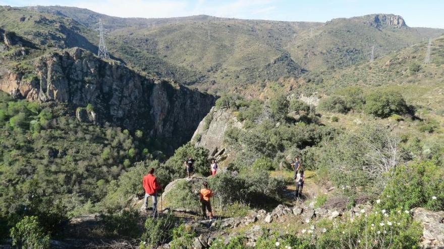 Un grupo de personas recorre los Arribes del Tormes para ver las cascadas.