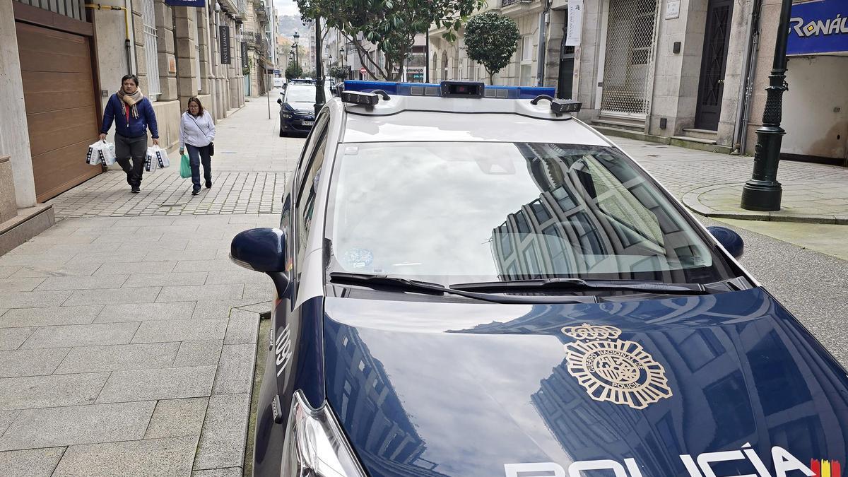 Un coche patrulla de la Policía Nacional en Vigo.