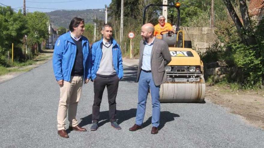 El concejal José Araújo, con los diputados Pablo Pérez y Jorge Pumar, en el vial. // Iñaki Osorio