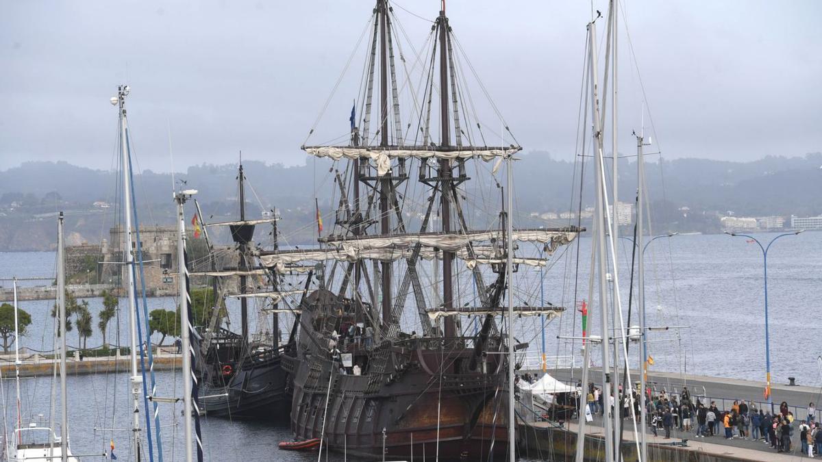 Colas para visitar los galeones, en Trasatlánticos. |   // CARLOS PARDELLAS