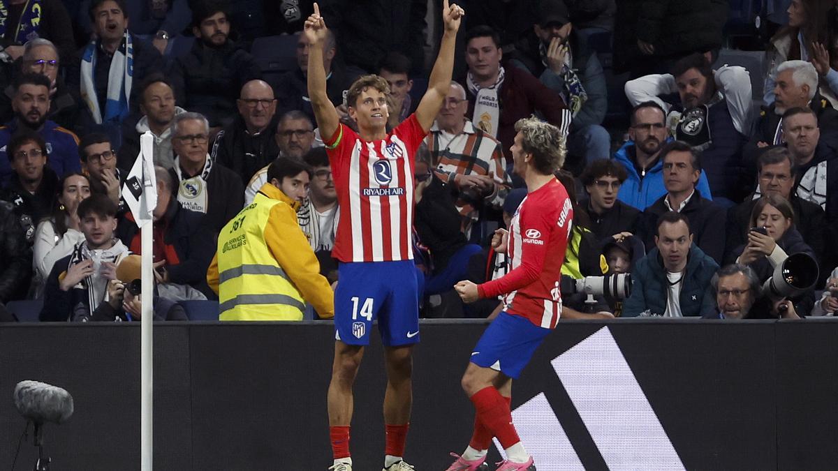 Llorente celebra junto a Griezmann el gol del empate en la última jugada.