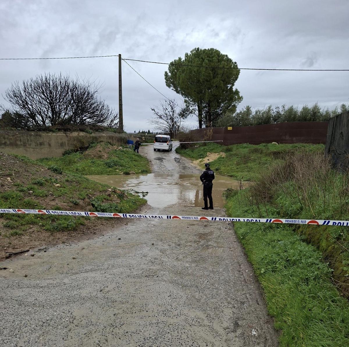 Vados inundable en la comarca, cerrado por la Policía Local, que está controlando los accesos a zonas rurales y caminos próximos a los ríos