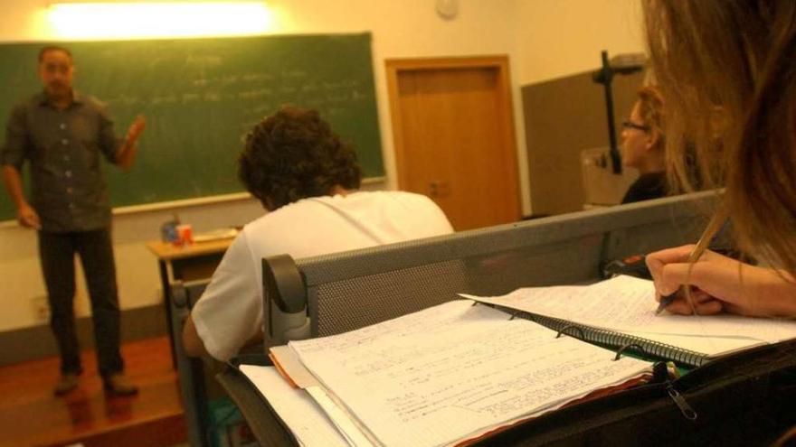 Alumnos asisten a clase en una facultad de A Coruña.