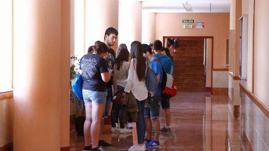 Un grupo de alumnos, a la salida de una de las pruebas de la última selectividad.