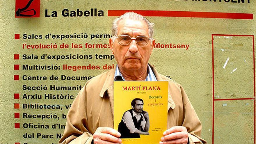 Martí Plana posa amb el llibre.