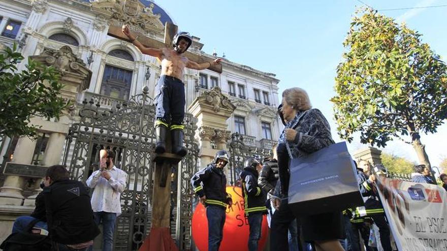 Un bombero simula su crucifixión ante la Junta