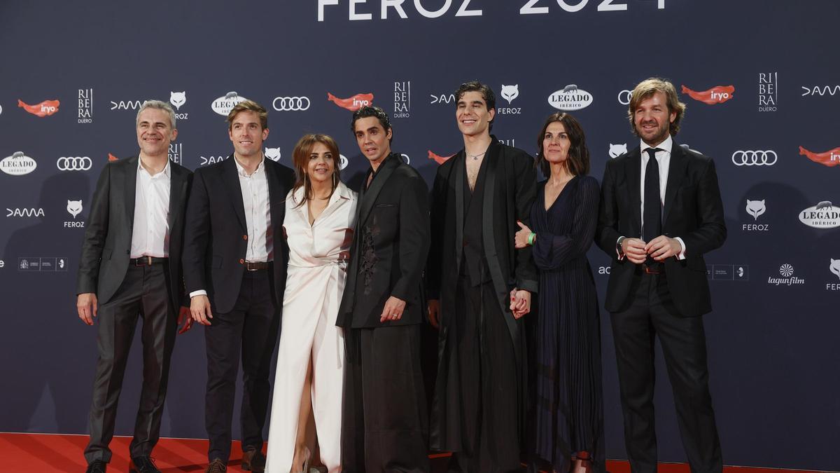 Los realizadores Javier Calvo y Javier Ambrossi posan con el equipo de La Mesías en la alfombra roja de la gala de la undécima edición de los Premios Feroz