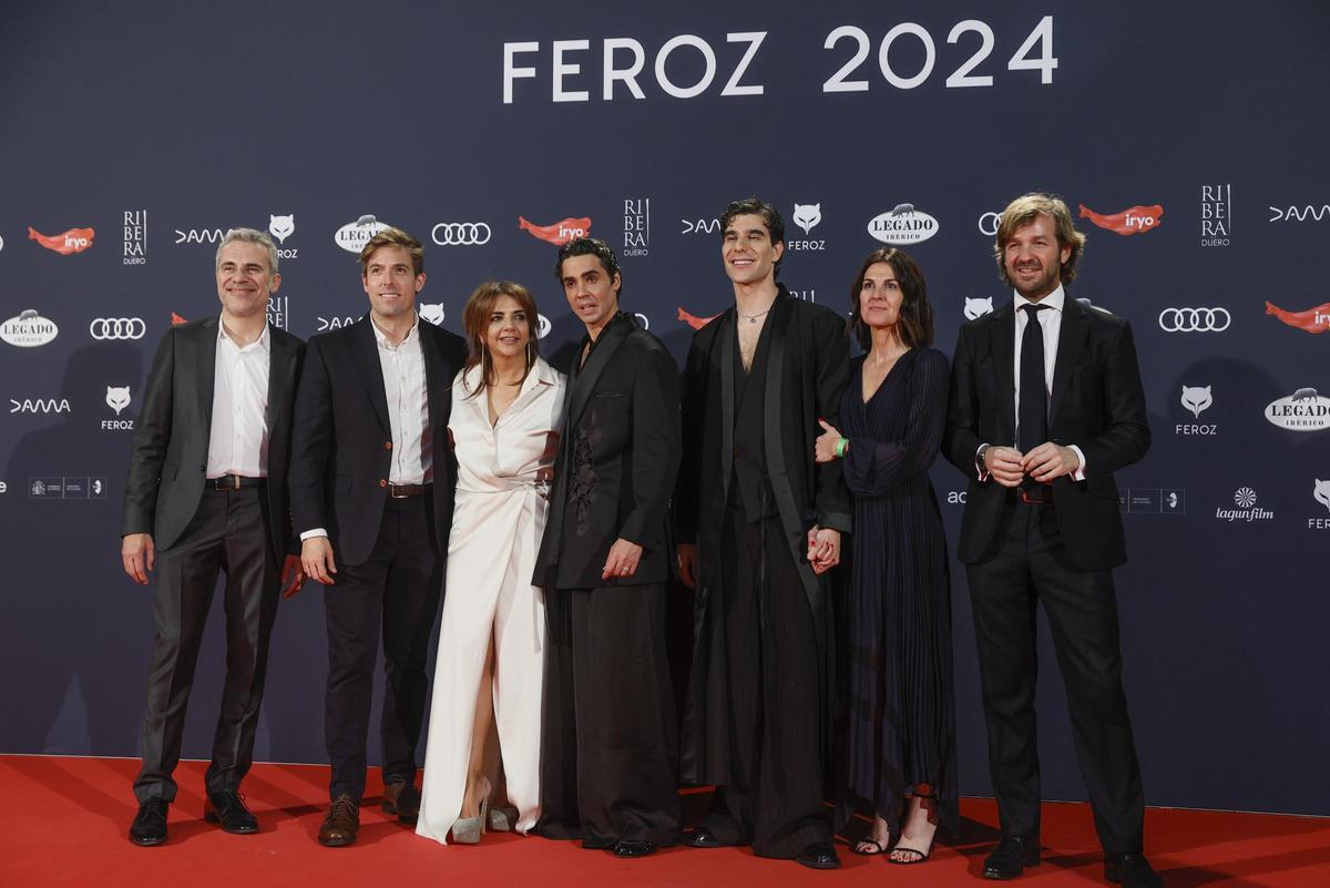 Los realizadores Javier Calvo y Javier Ambrossi posan con el equipo de La Mesías en la alfombra roja de la gala de la undécima edición de los Premios Feroz