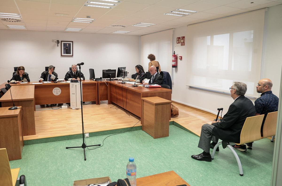 El acusado sentado en el banquillo a la izquierda de la imagen al arranque del juicio.
