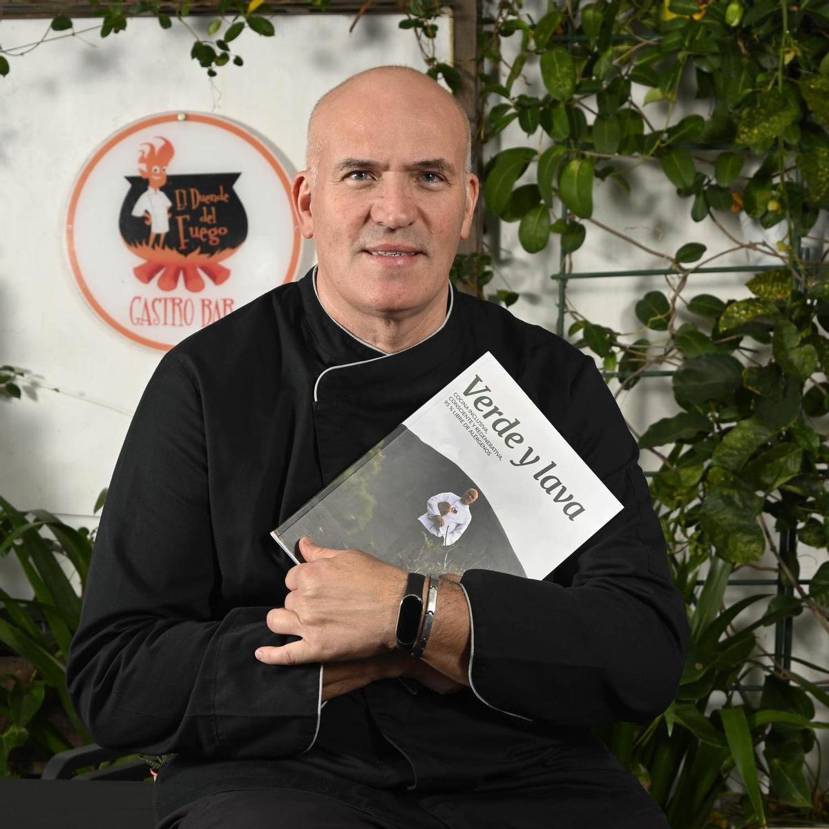 Pedro Hernández, en la terraza de su restaurante.