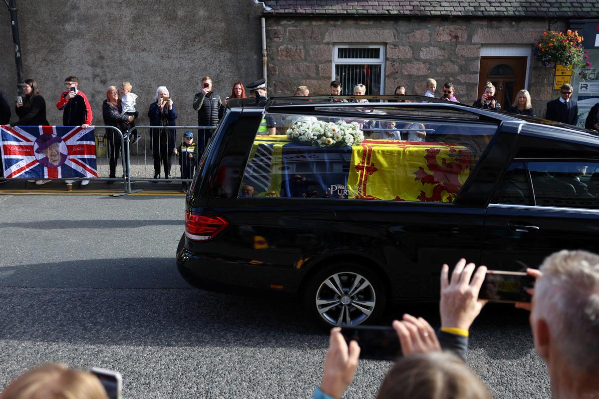 El féretro de la reina Isabel II de Inglaterra, a su paso por Ballater, cerca de Balmoral.