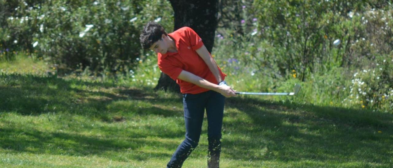 Nacho Cabrera golpea una bola en la Copa Albolafia de golf.