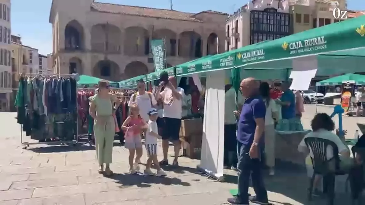 Cáritas convierte la Plaza Mayor de Zamora en un escaparate de la moda sostenible