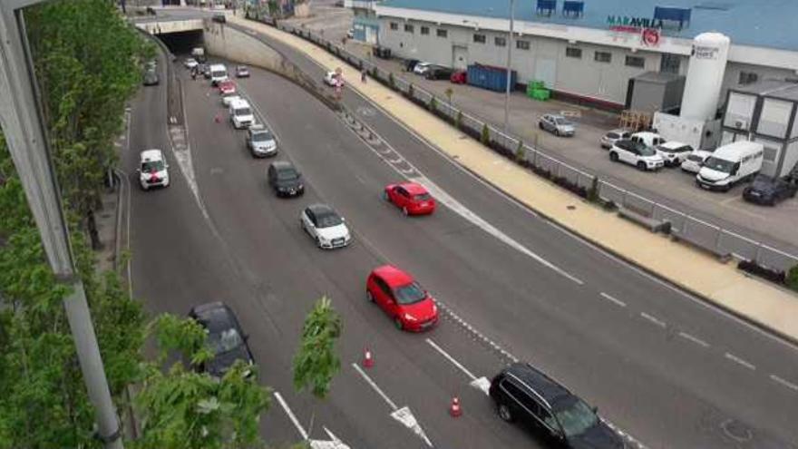 Retenciones de tráfico en el túnel de Beiramar por el corte de un carril