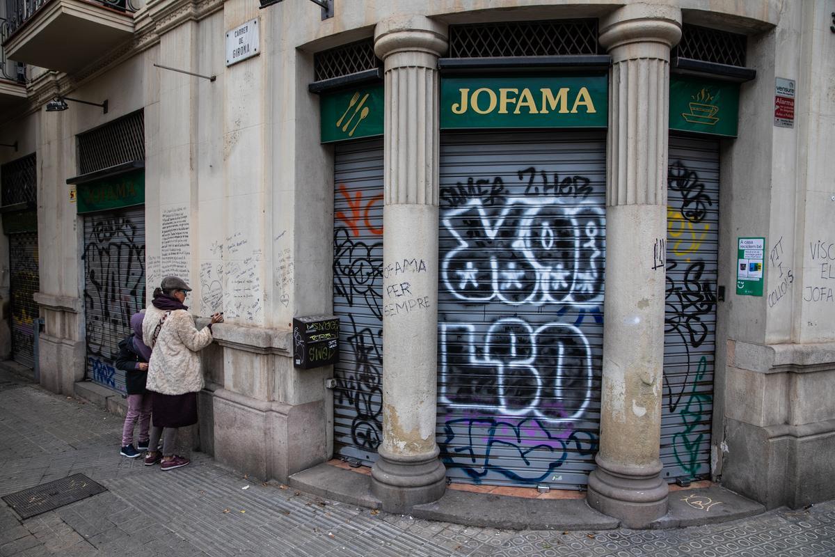 Mensajes de despedida al bar Jofama, que cierra tras 70 años sirviendo en Barcelona