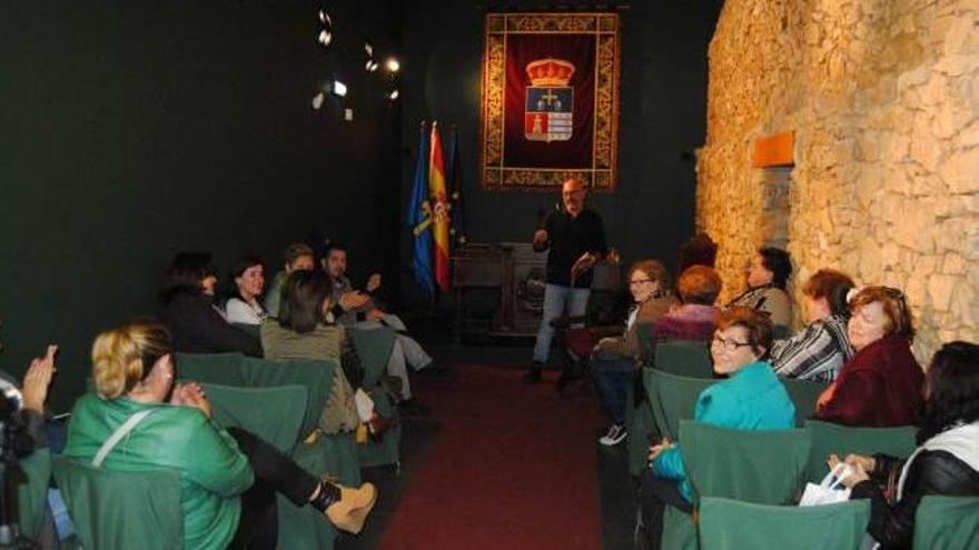 La reunión constituyente de la asociación en la Casa de Juventud de Posada.