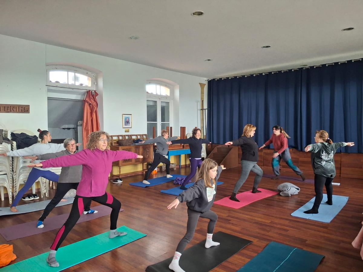 Alumnas participando en la primera clase de yoga en Ferrero.