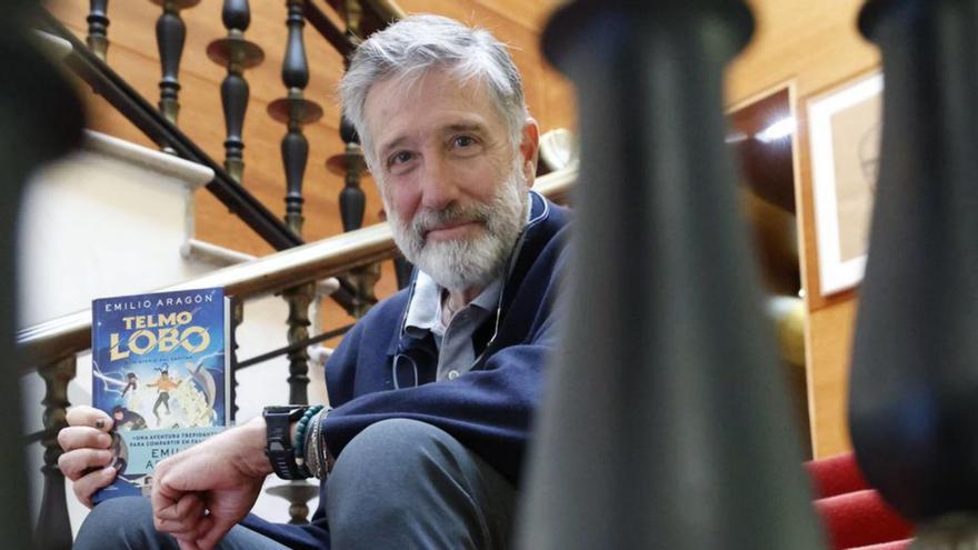 Emilio Aragón, en las escaleras del Ayuntamiento de Gijón.