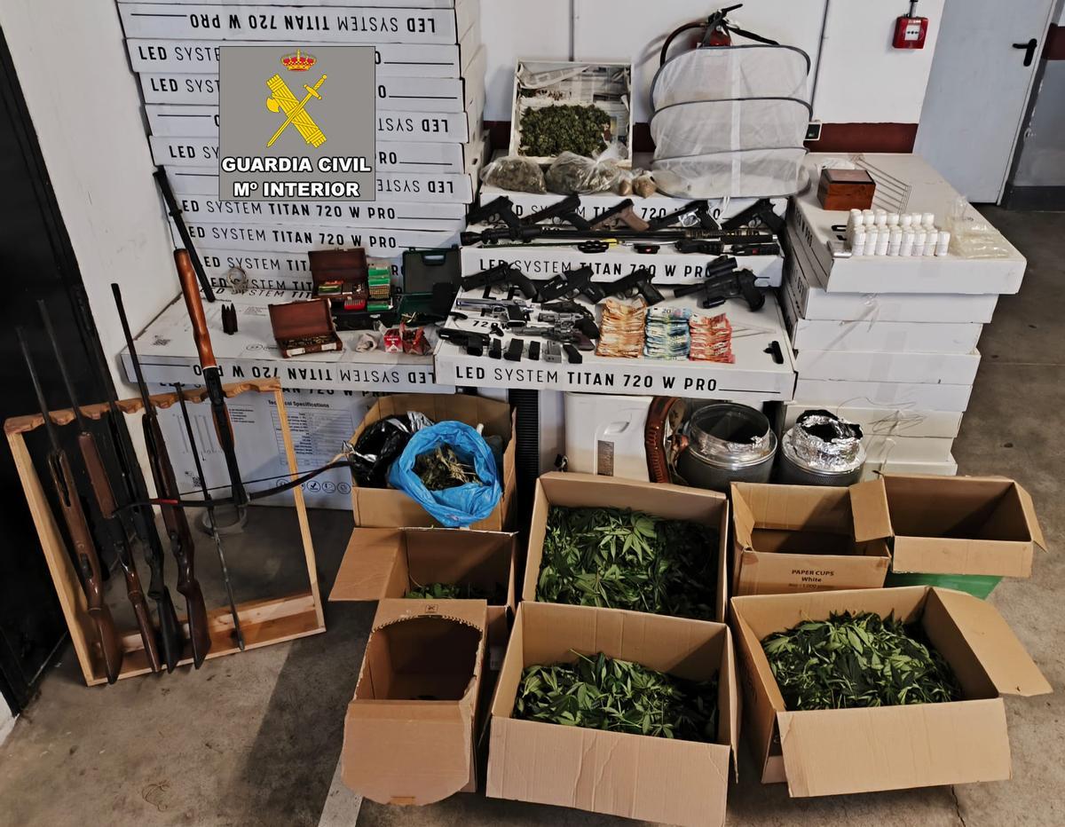 Armas y drogas inervenidas por la Guardia Civil tras el incendio en Selva.