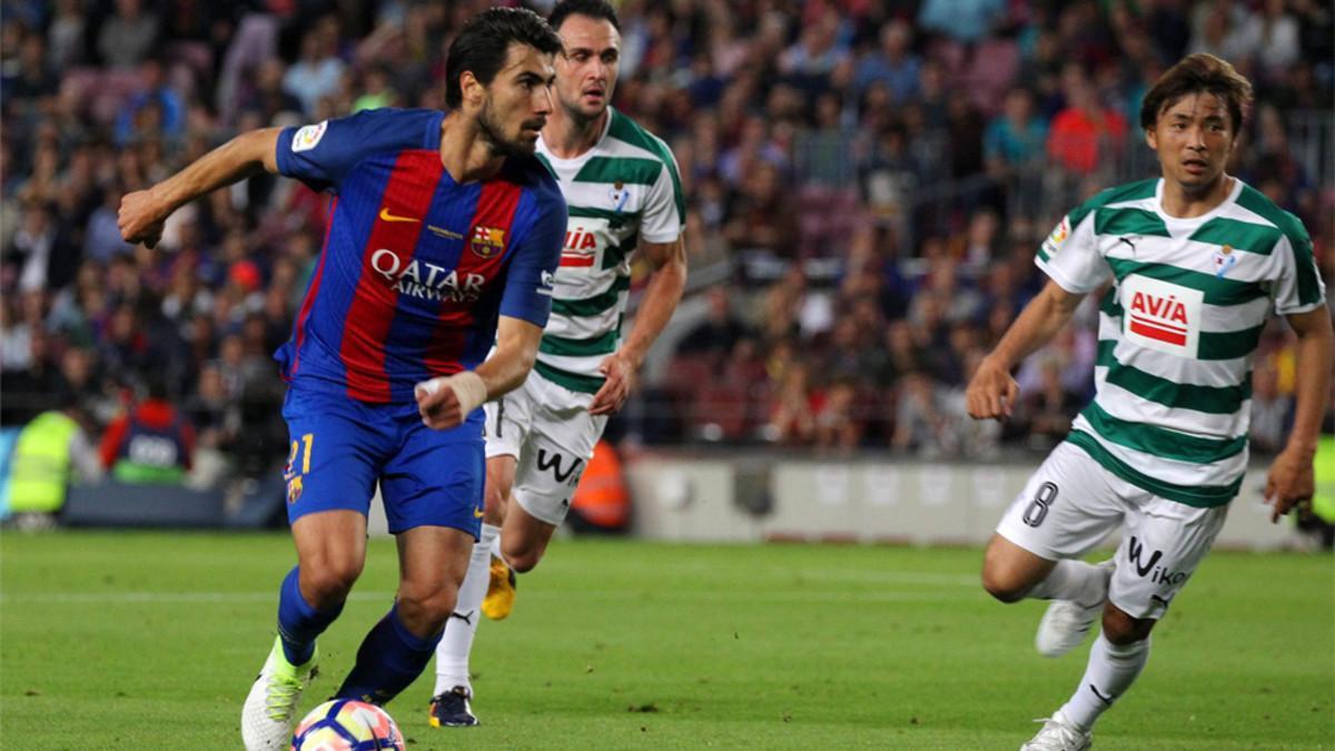 André Gomes con Inui durante el Barça-Eibar de la Liga 2016/17