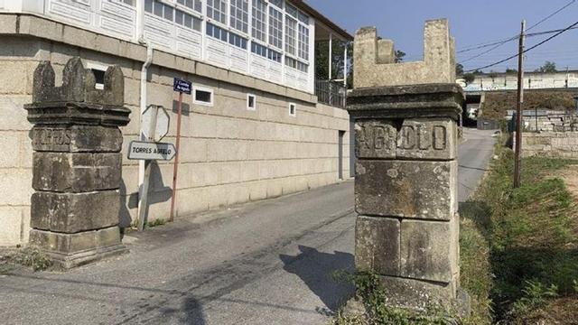 Los pilares ornamentales de entrada al pazo de Torres Agrelo ya restaurados.