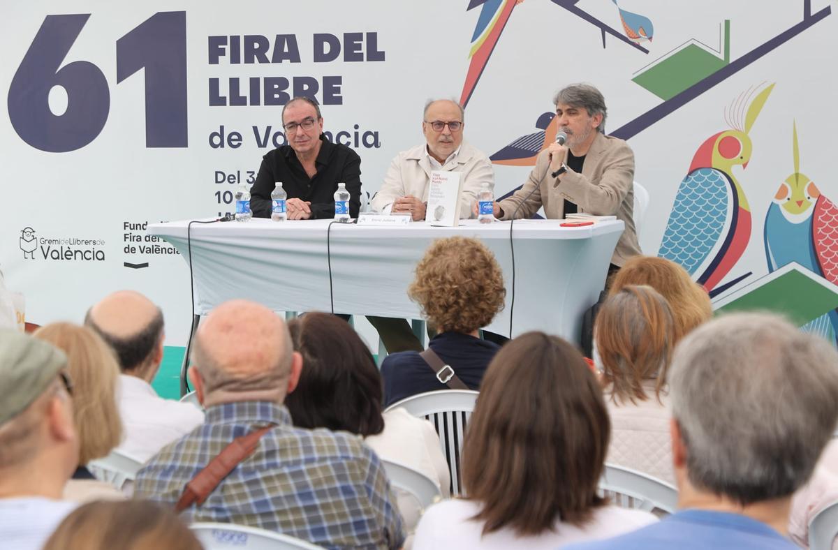 La Fira del Llibre desafía al mal tiempo y celebra un sábado de máxima afluencia La Fira del Llibre desafía al mal tiempo y celebra un sábado de máxima afluencia