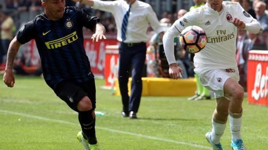 Deulofeu intenta anar-se&#039;n del jugador de l&#039;Inter Gary Medel en el partit d&#039;aquesta jornada.