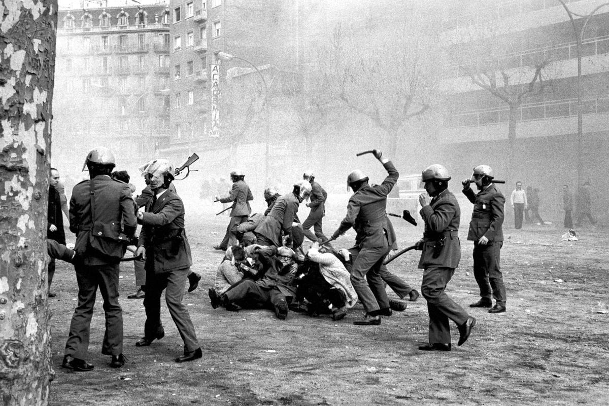 La policía apalea a un grupo de manifestantes en el paseo de Sant Joan, en una foto que dio la vuelta al mundo en febrero de 1976.
