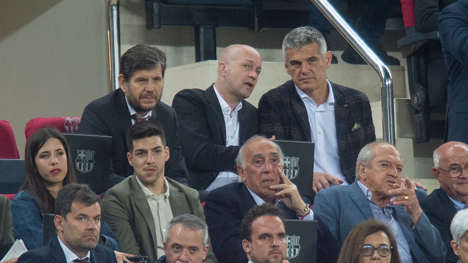 Mateu Alemany, Jordi Cruyff y Eric Masip, asesor de Laporta, en el palco del Camp Nou durante el Barça-Betis.