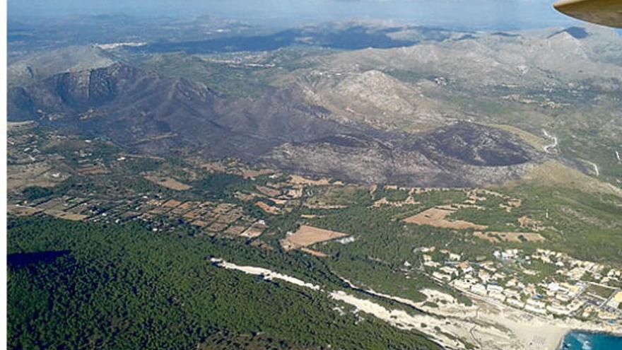 Vista aérea de la zona incendiada a pocos metros de Cala Mesquida.