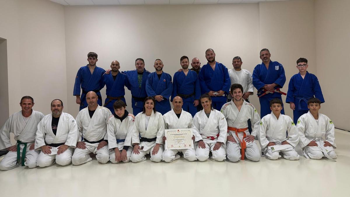 Andrés Senín muestra su título rodeado de los integrantes del club vilagarciano.