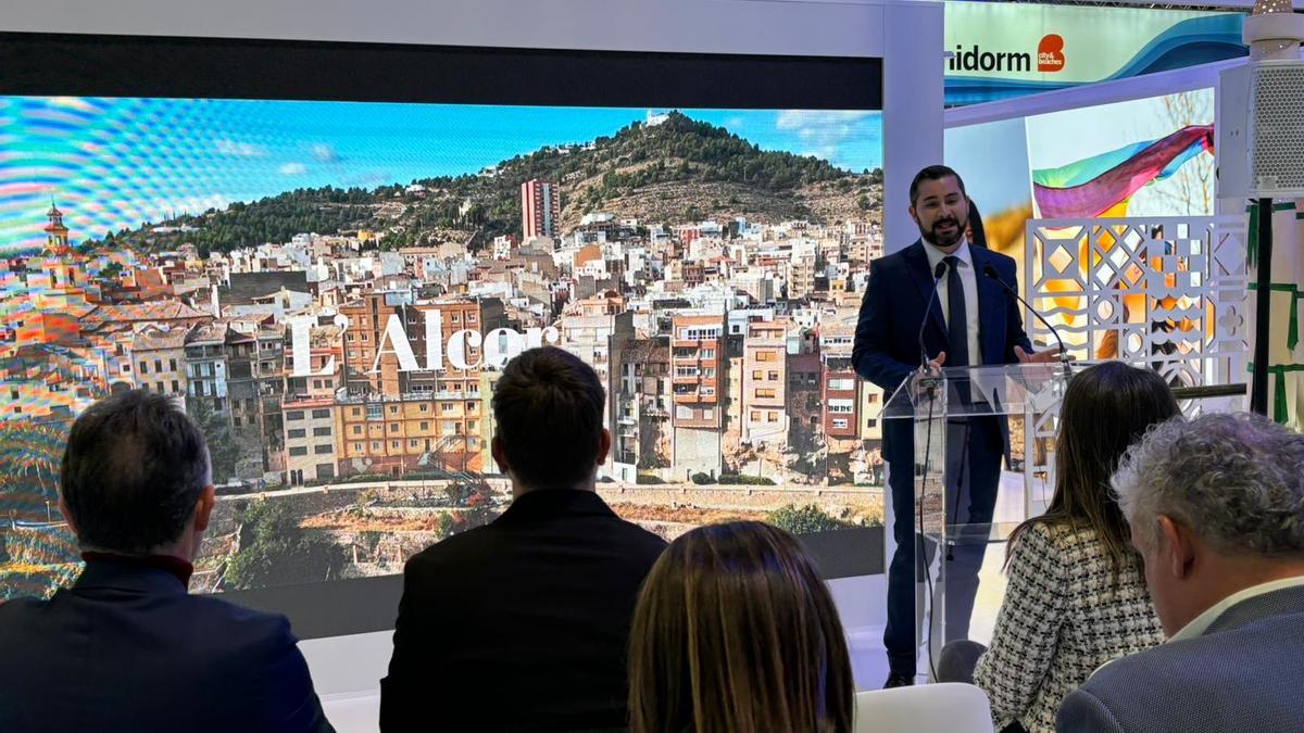 El alcalde de l’Alcora, Samuel Falomir, publicitó en la Feria de Turismo de Madrid actos como la Rompida de la Hora.