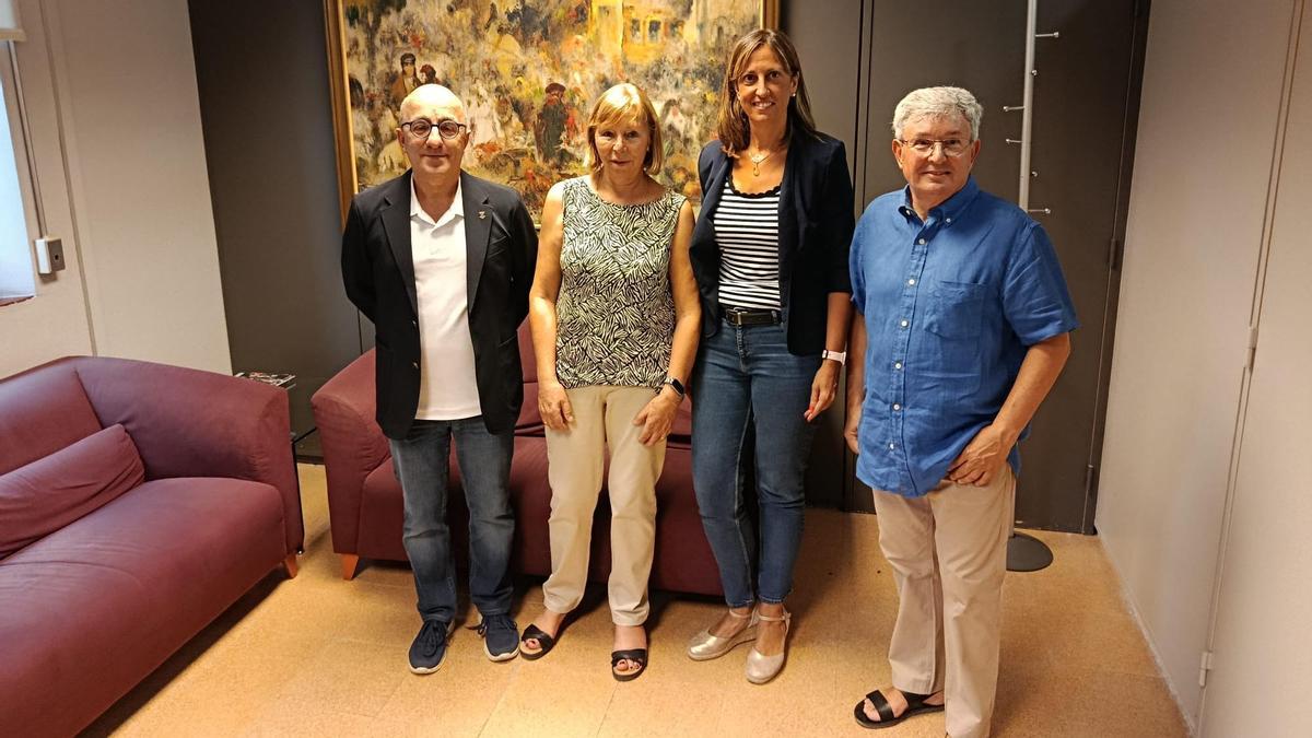 La fins ara Defensora de la Ciutadania, Montserrat Canadell, el nou Defensor de la Ciutadania, Narcís Badosa, el president del Fòrum de Síndics, Josep Escartín, i l'alcaldessa de Salt, Cristina Alarcón.