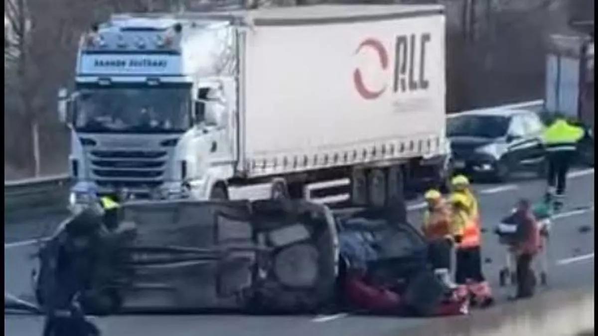 Un vehículo volcado es atendido por los Bomberos en la AP-7