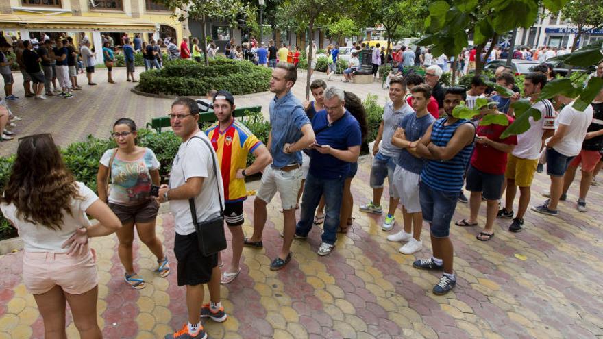 La gente esperó durante una hora o más para adquirir su entrada.