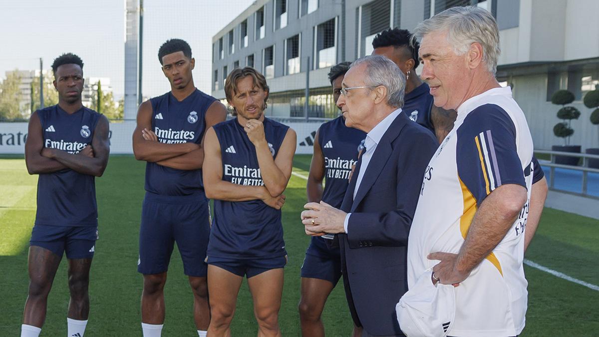 Florentino Pérez con Ancelotti y un grupo de jugadores
