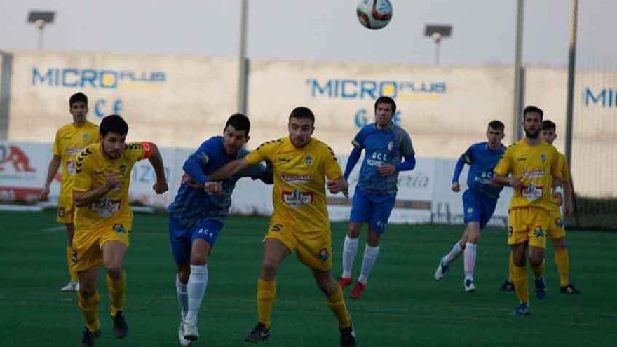 Disputa de balón de Javi Ballesteros, ayer ante La Bañeza.