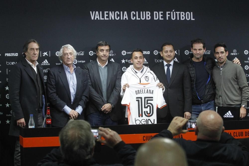 Presentación de Orellana como jugador del Valencia