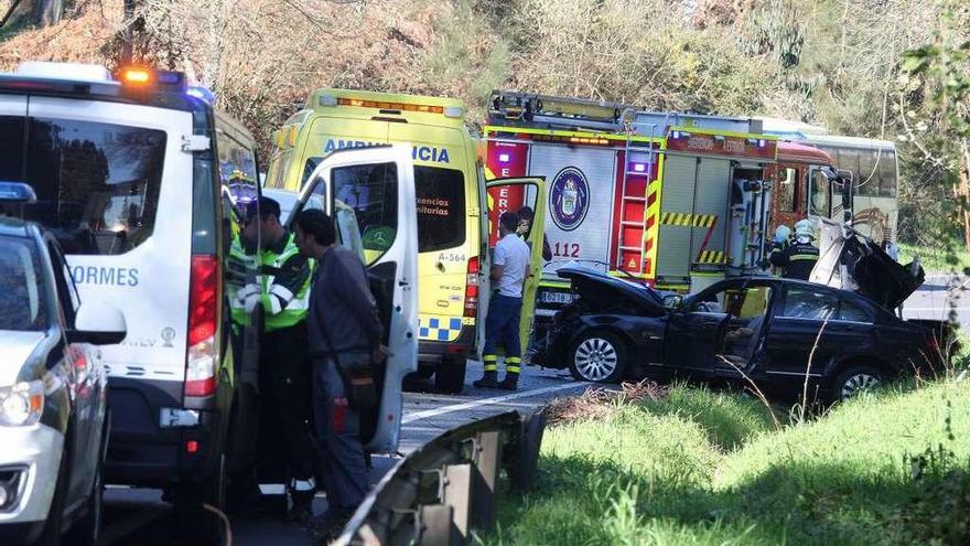 Efectivos de Emerxencias A Estrada, al fondo, en un accidente en Baloira en febrero. // Bernabé/Cris M.V.