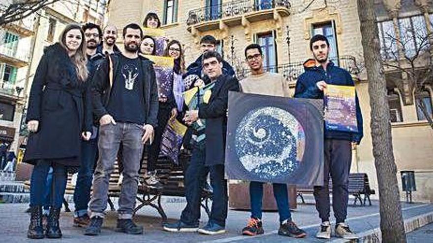 Participants en el projecte de l&#039;Encesa de la Nova Llum del dimecres dia 20, ahir davant la Buresa