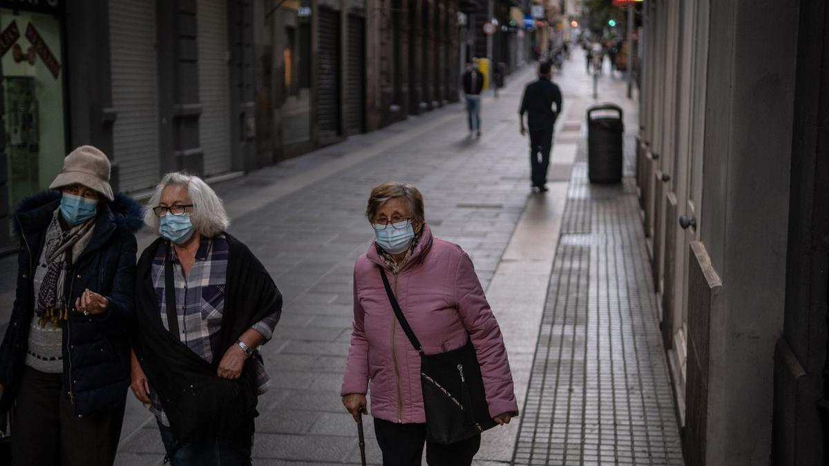 Tres mujeres pasean por la Calle Castillo, en Santa Cruz de Tenerife