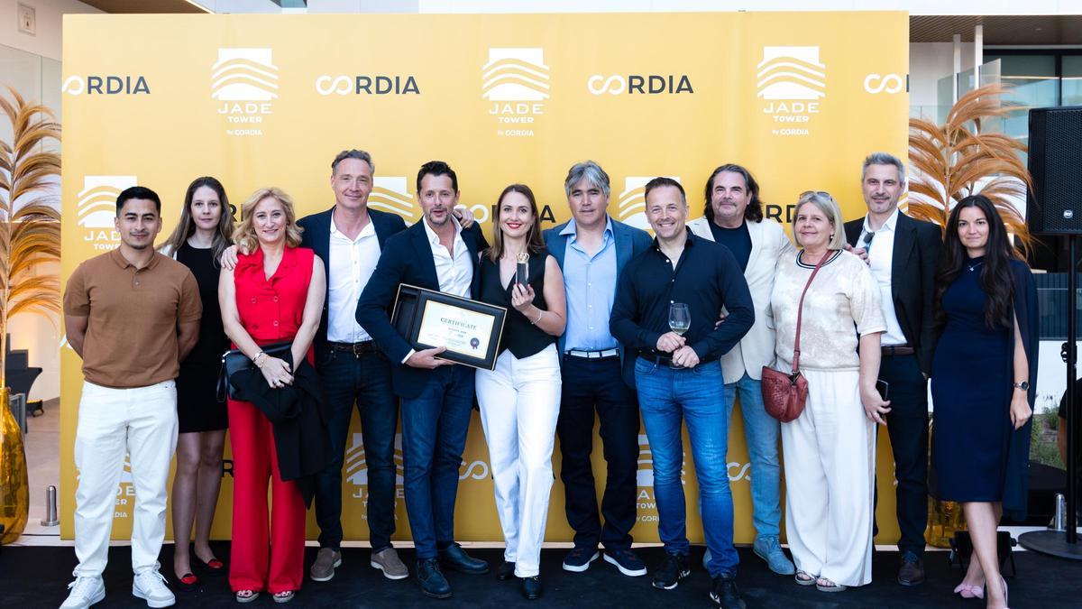 Equipo Cordia recibiendo el premio ‘Mejor Residencial Sostenible de Lujo’