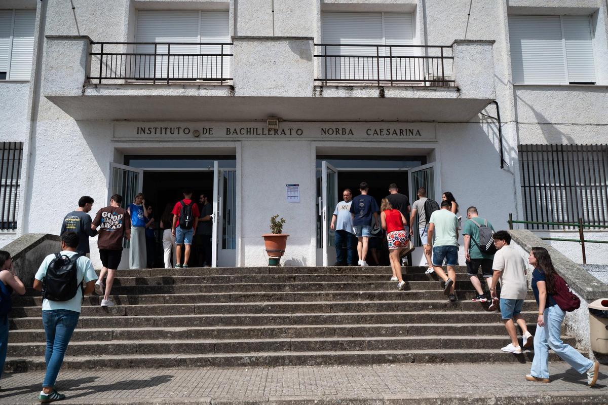 Galería | Calor y nervios en las oposiciones a maestro en Cáceres Galería | Calor y nervios en las oposiciones a maestro en Cáceres