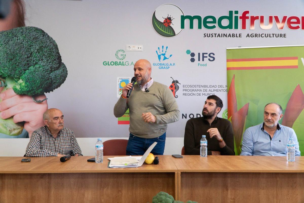 El portavoz nacional de Trabajo de Vox, Rodrigo Alonso, este martes en un encuentro con los agricultores y ganaderos murcianos en Balsicas.