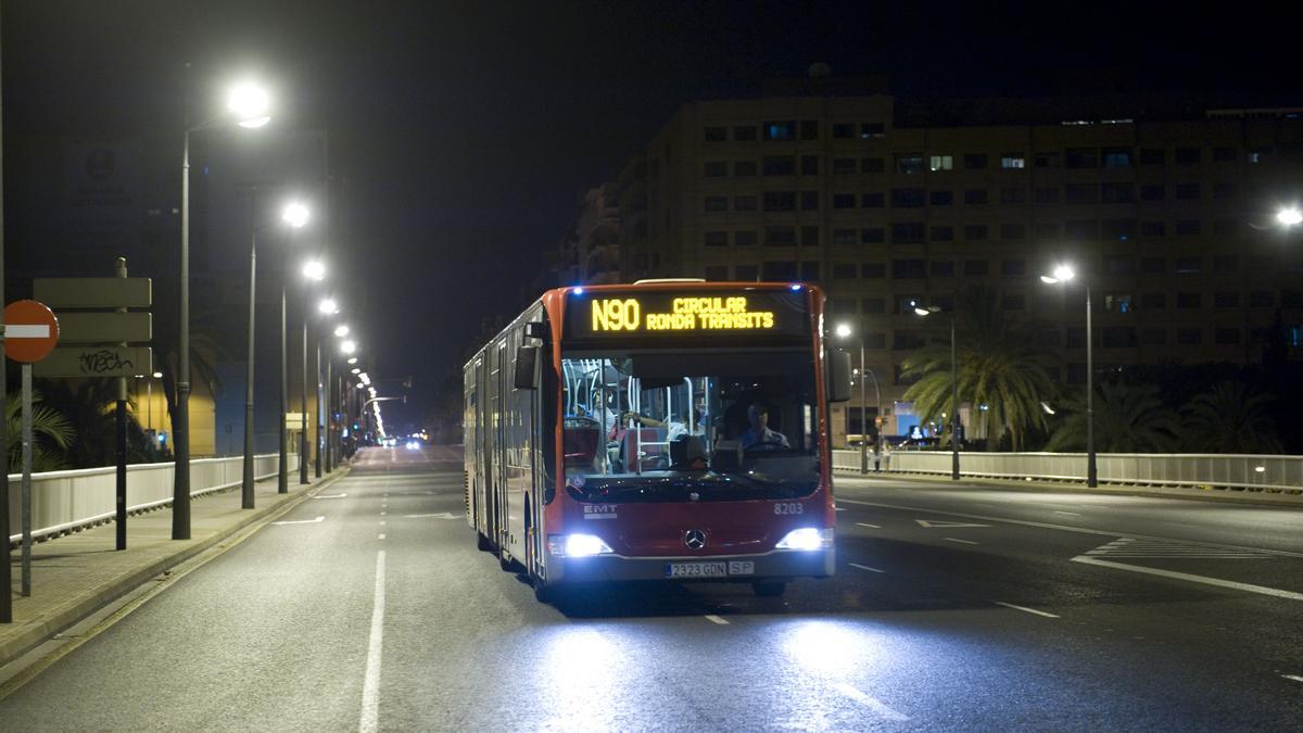 Un autobús de la EMT nocturno
