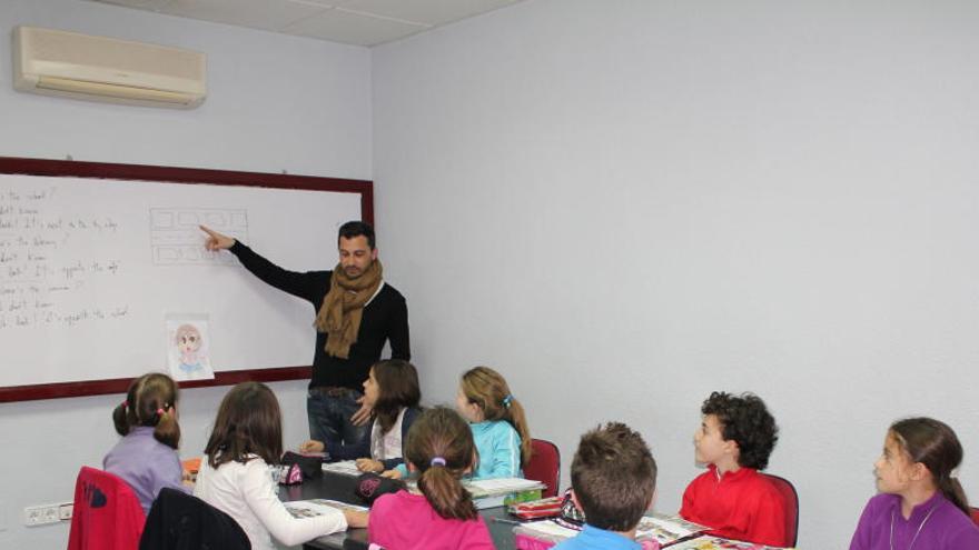 Los alumnos atienden al profesor durante una de las clases de Aula Nov@